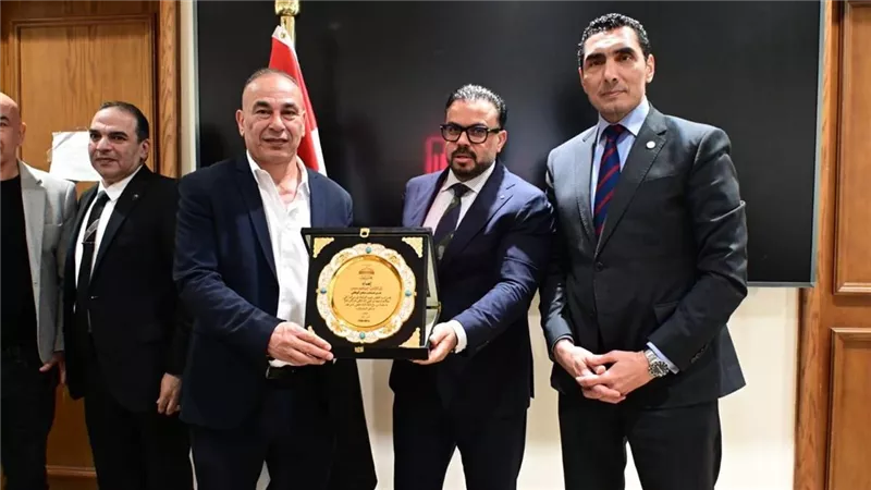 محمد مجاهد رئيس لجنة الشباب والرياضة يكرم التوأم حسام وإبراهيم حسن