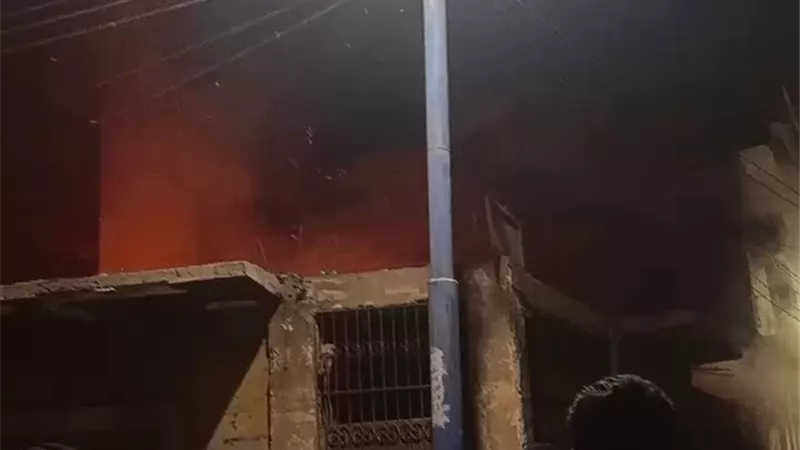 حريق يلتهم ورشة موبيليات بأسيوط.. والحماية المدنية تمنع امتداده للمباني