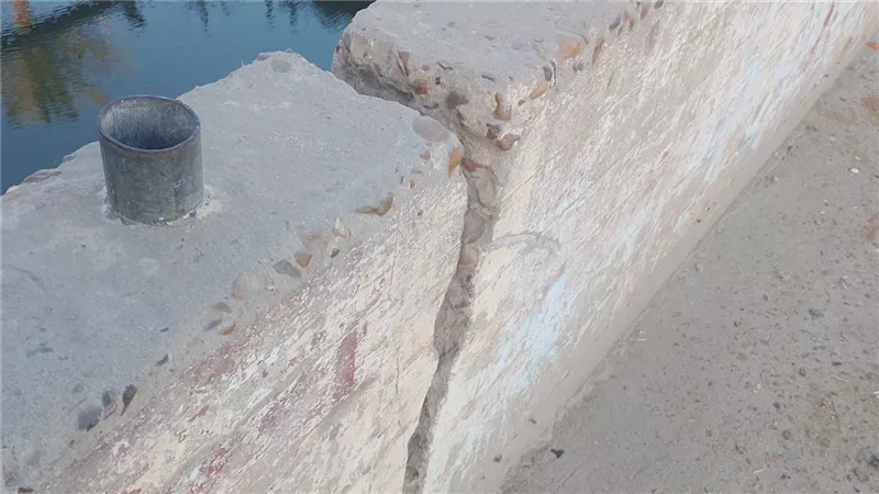 استغاثة أهالي الزرقا بدمياط لظهور شروخ بكوبري المدينة ومطالب عاجلة بالم