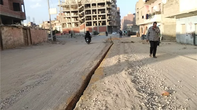 أهالي الجناين بالسويس يطالبون بسرعة رصف طريق «القرية الشارع» المتدهور