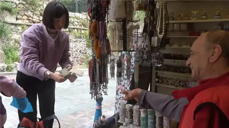 بلا يدين منذ الولادة.. تركي يتقن صناعة القلائد ويصدم زبائنه