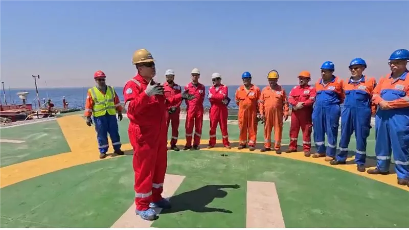 رئيس «PMS» يتابع عملية إنزال الخط البحري 4 بوصة بمشروع تنمية حقل الزعفرانة 