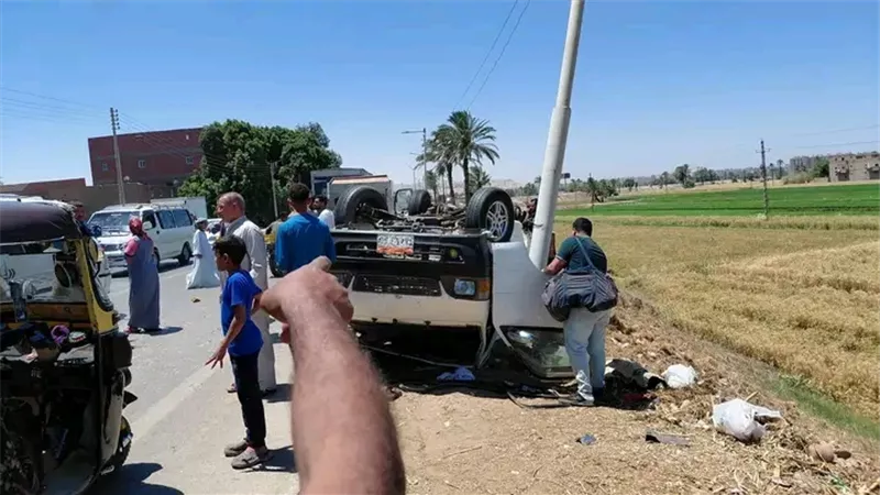 إصابة 5 أشخاص في انقلاب ميكروباص على طريق أسيوط – أبو تيج الزراعي