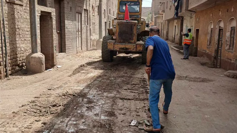 محافظ أسيوط: استمرار تمهيد الطرق وتكثيف حملات النظافة بقرى صدفا