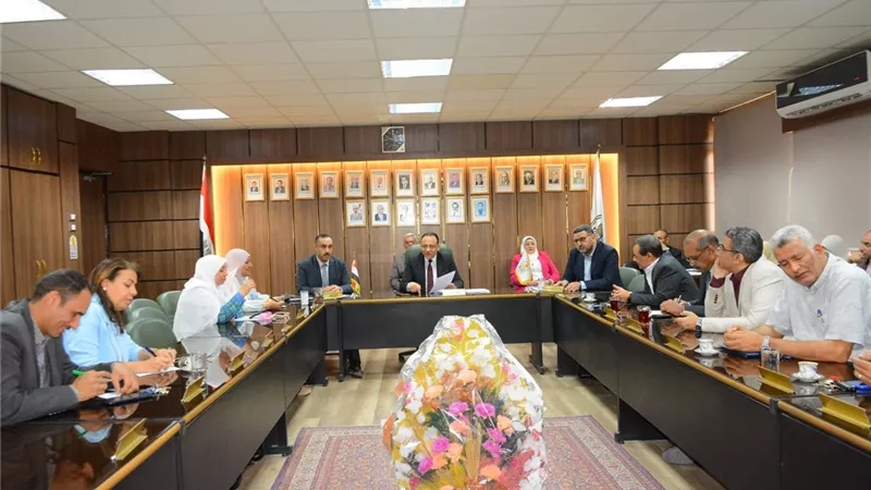 مجلس الدراسات العليا بجامعة أسيوط يوافق على زيادة مكافآت الإشراف والتحكيم ويقر