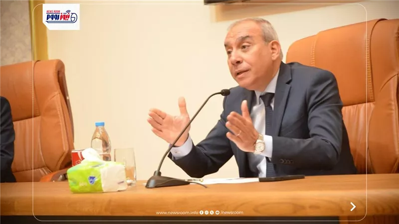 السفير علاء يوسف يكرم طلاب كلية الألسن في ختام البرنامج التدريبى بهيئة الاستعل