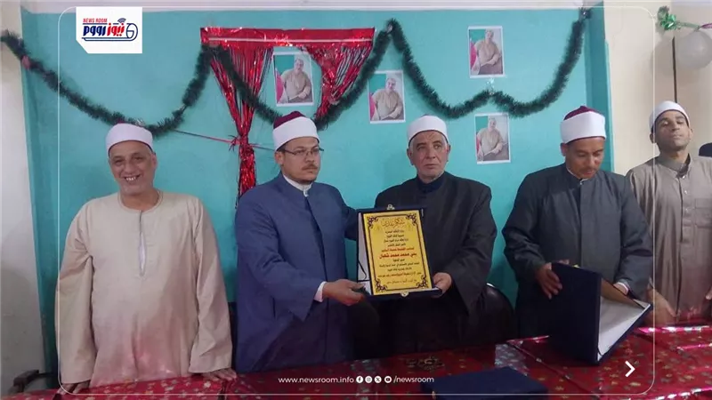 مدير أوقاف الفيوم يكرم عاشور طه محمد لبلوغه سن المعاش