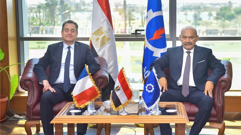 محافظ السويس يبحث مع السفير الفرنسي بالقاهرة تعزيز التعاون والاستثمار 