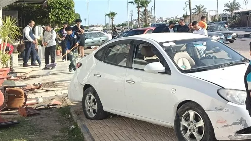 سيارة مسرعة تقتحم مطعمًا بطريق البلاجات في الإسماعيلية وتصيب زوجة مالكه
