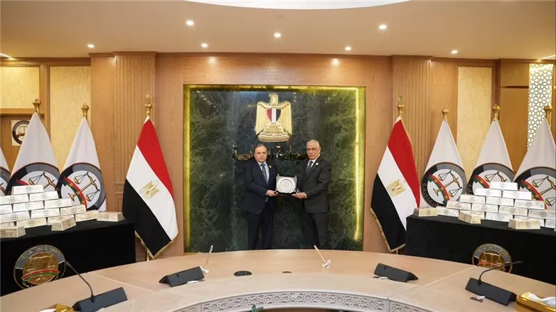 النائب العام يُكرم مدير النيابات تقديرًا لجهوده المتميزة في إدارة الملفات 