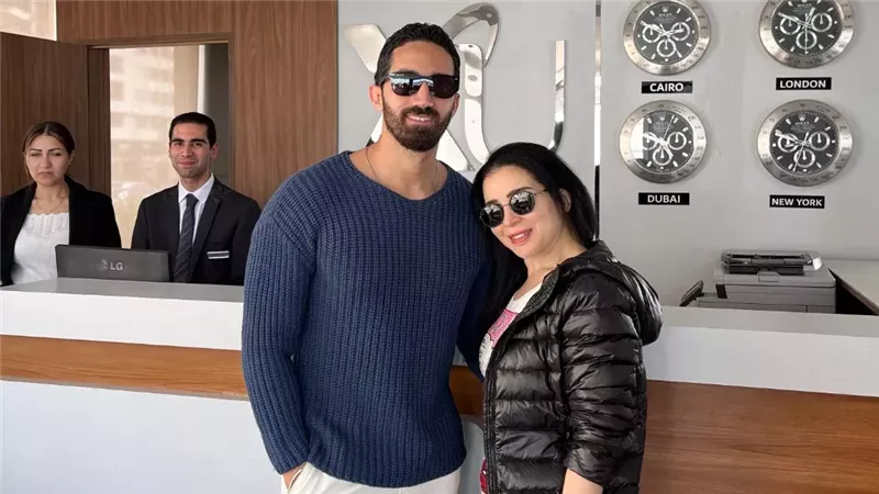 مي عز الدين تدعم زوجها أحمد تيمور: فخورة بيك      