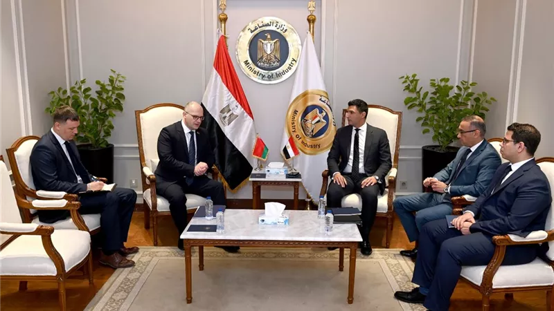 وزير الصناعة يبحث مع سفير بيلاروسيا توطين الصناعات الثقيلة والجرارات