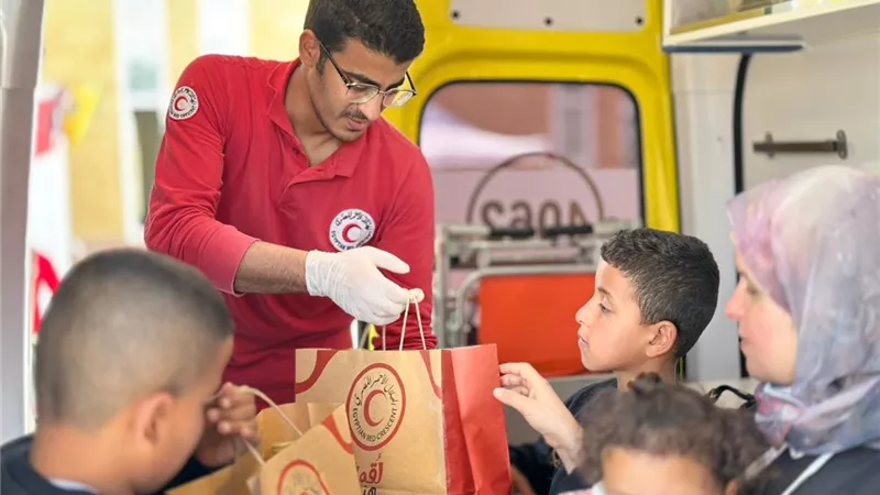 بـ 5,480 طنًا من المساعدات.. الهلال الأحمر يطلق قافلة زاد العزة الـ 181