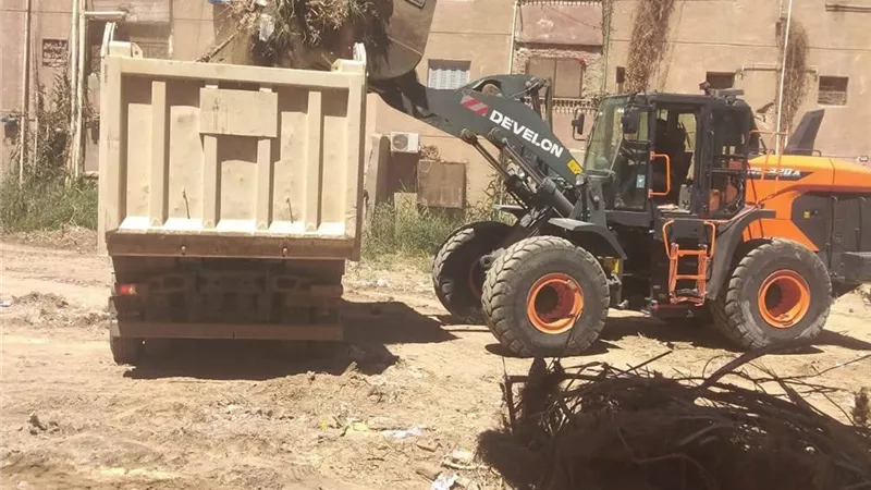 استمرار أعمال النظافة ورفع المخلفات بتعاونيات اسبيكو في حي فيصل بالسويس