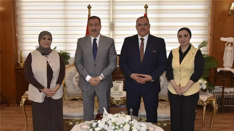محافظ بورسعيد يستقبل نقيب عام تمريض مصر لبحث سبل دعم القطاع الصحي