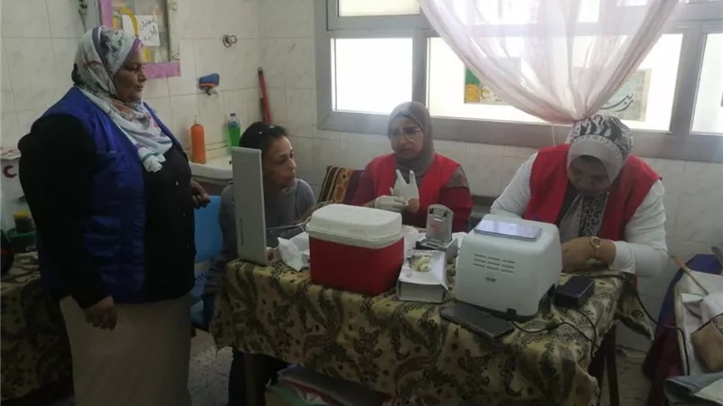 قافلة المبادرات الرئاسية تفحص العاملين بمدرسة مصطفى كامل بالسويس