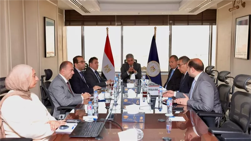 وزير السياحة يتابع منظومة مدفوعات الشركات (CPS) وتطوير منصة رحلة المدرسية