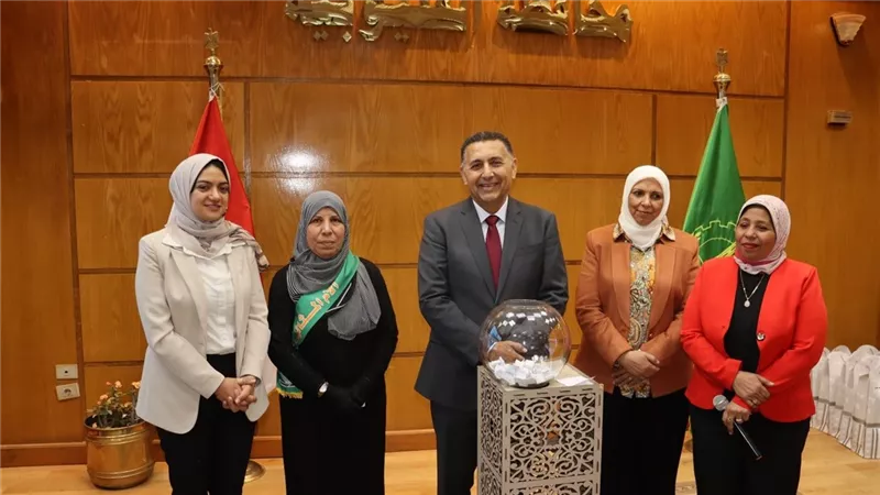 محافظ القليوبية يكرم الأمهات المثاليات والأبناء الأيتام ويمنح رحلات عمرة