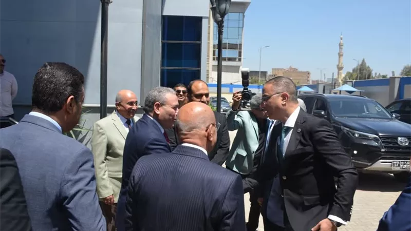 محافظ الجيزة يزور شركة المياه لبحث تحديات مياه الشرب والصرف الصحي بالمحافظة 