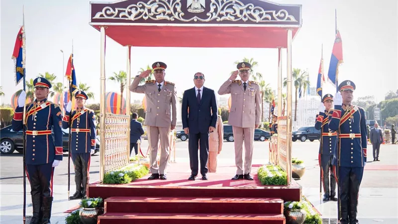 الرئيس السيسي يضع إكليلًا من الزهورعلى النصب التذكاري لشهداء القوات المسلحة 