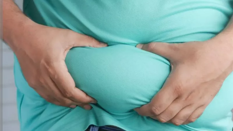 دهون البطن الخطيرة لا تأتي من الطعام فقط.. 4 أسباب يومية صادمة
