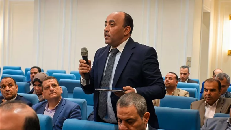 النائب حسام الخشت يثير تساؤلات.. لماذا السحب بالدولار دفعة واحدة؟