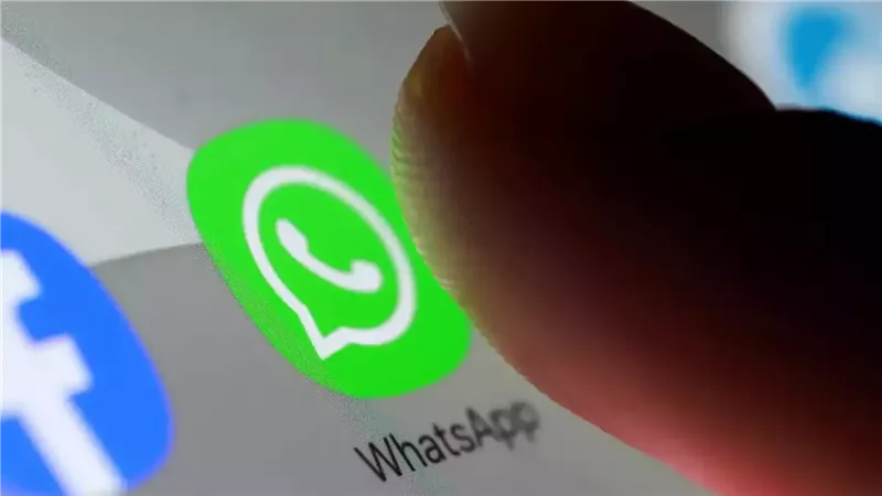 “تلخيص بضغطة زر”.. ميتا تختبر “ملخص الدردشات” في واتساب 