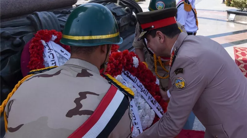 وضع إكليل زهور على النصب التذكاري للشهداء بالإسكندرية في ذكرى تحرير سيناء