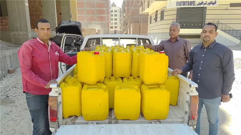 ضبط طن زيوت مجهولة داخل سيارة نقل بالأقصر قبل تداولها بالأسواق
