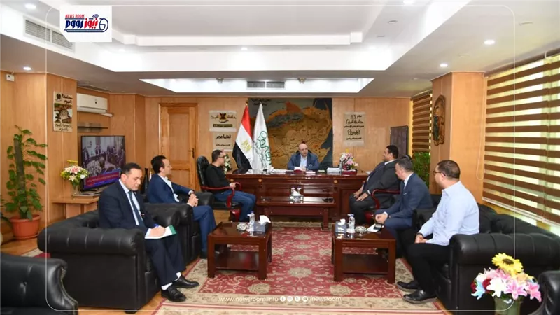 محافظ الفيوم يبحث آليات تعزيز التعاون مع مسئولي شركة 