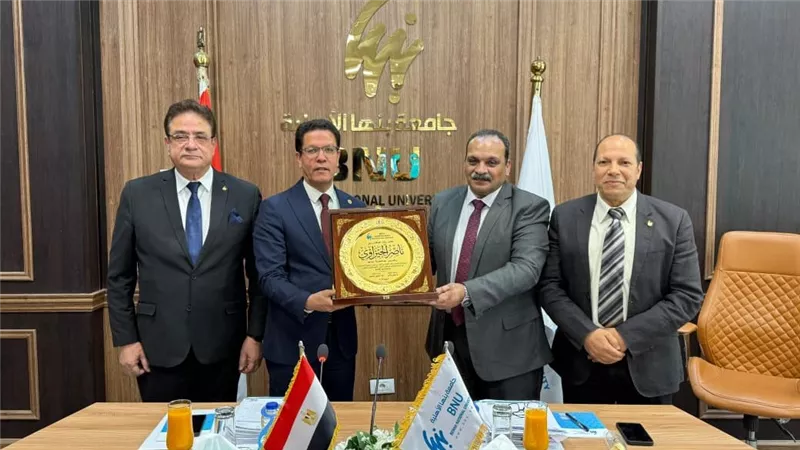مجلس جامعة بنها الأهلية يكرم رئيس الجامعة الحكومية