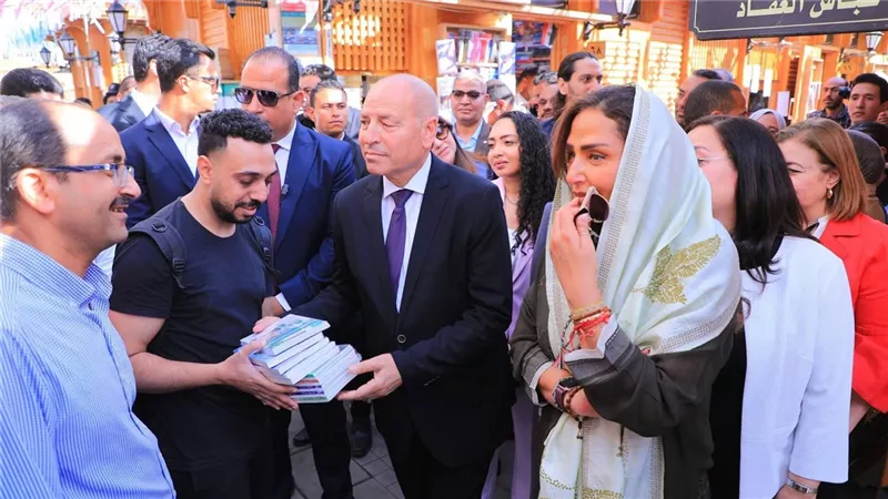 محافظ القاهرة وسفيرة النوايا الحسنة لموئل الأمم المتحدة، يتفقدان سوق العتبة 