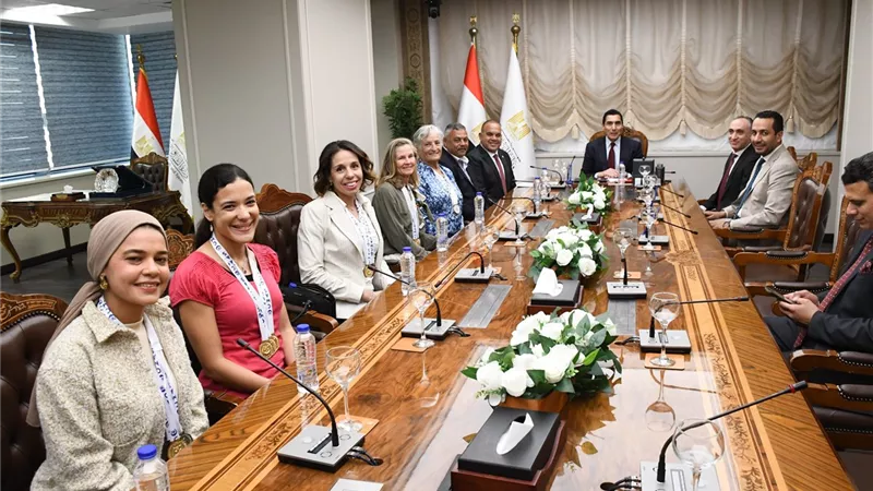 برسالة مؤثرة .. وزير الشباب الرياضة يكرم بطلات العالم لسباحة الزعانف  