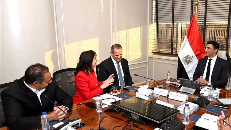 وزير الصناعة يبحث مع كوكاكولا هيلينك مصر الخطط التوسعية للشركة بالسوق