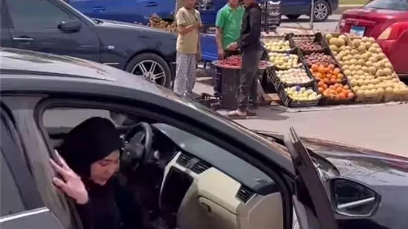 أول ظهور لزوجة الدكتور ضياء العوضى عقب وصولها لوداعه بمسجد التوحيد
