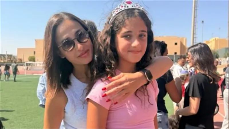 نسخة من والدها كريم محمود عبدالعزيز.. آن الرفاعي تنشر صورة جديدة مع ابنتها