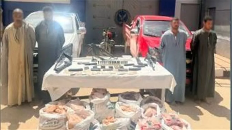 مطاردة الصحراوي.. مقتل عنصر إجرامي وضبط 4 آخرين لاتهامهم بسرقة سيارة بقنا 