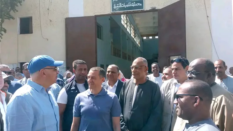 وزير الرى ومحافظ أسوان يتفقدان محطة رى 