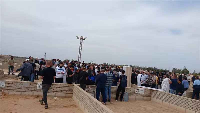 لحظة تشيع جثمان ضياء العوضي إلى مثواه الأخير بمقابر العائلة 
