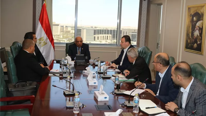 وزير الكهرباء يبحث مع حسن علام مشروعات إنتاج الكهرباء من طاقتي الشمس والرياح