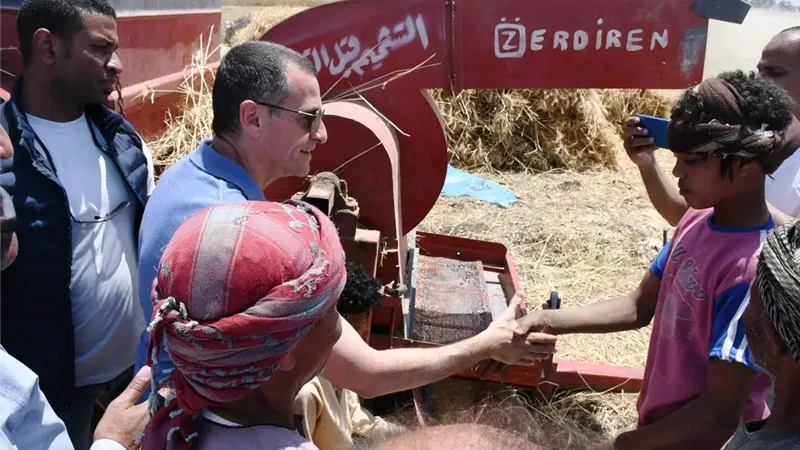  محافظ أسوان يعطي إشارة البدء لموسم حصاد القمح لعام 2026 بأسوان 
