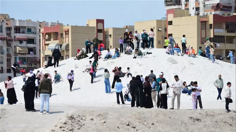 جبال الملح ببورسعيد تجذب آلاف الزوار من مختلف المحافظات في عطلة نهاية الأسبوع