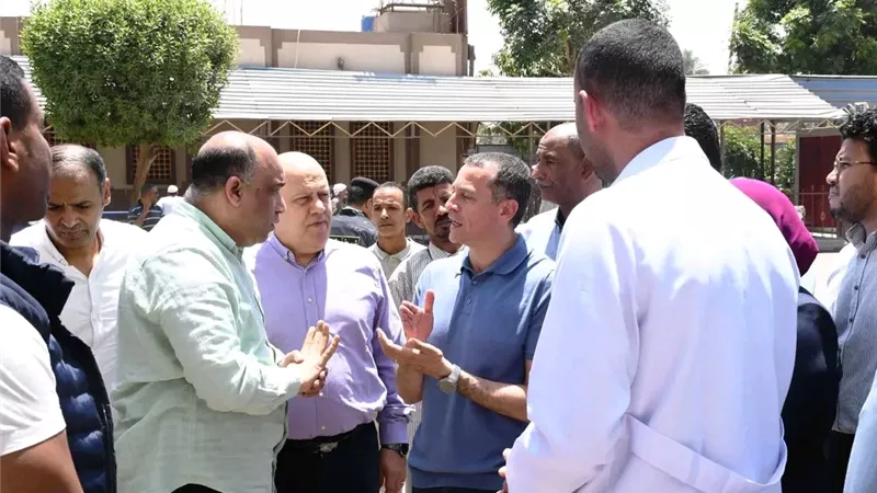 محافظ أسوان يطمئن على تقديم الخدمات الطبية بمستشفي دراو