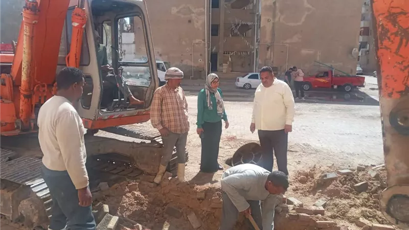 رئيسة حي فيصل بمحافظةالسويس تتابع إصلاح كسر ماسورة مياه بمنطقة الأمل 
