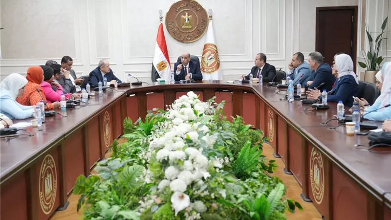 وزير العمل يلتقي محرري ملف العمل بالصحف ويستعرض جهود الوزارة في التدريب 