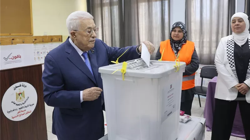 الرئيس الفلسطيني يدلي بصوته في الانتخابات المحلية بمدينة البيرة لعام 2026