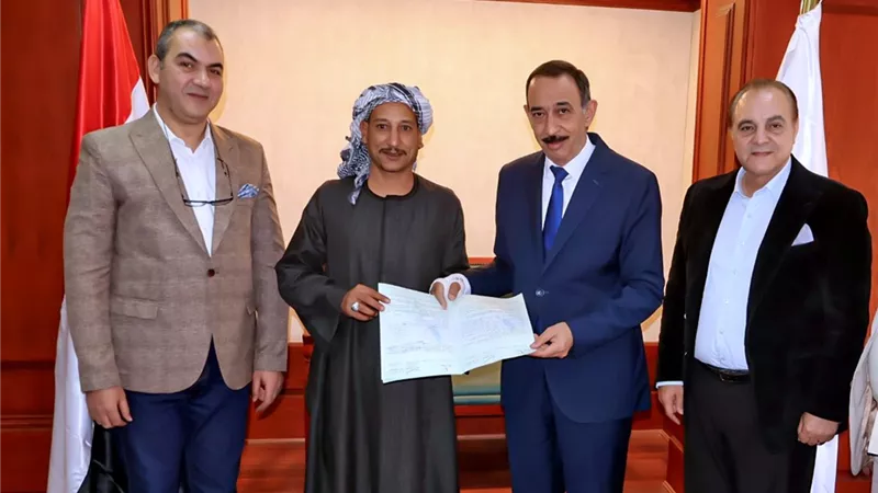 محافظ سوهاج يسلم أول عقود تقنين أراضي الدولة لمواطني جرجا