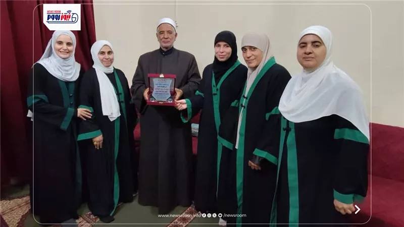 واعظات أوقاف الفيوم يكرمن مدير المديرية تقديرًا لجهوده الدعوية والإدارية