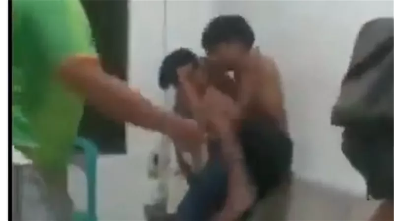  رجل يعتدي على أطفال بطريقة وحشية في فيديو مثير للجدل.. ما الذي حدث؟  