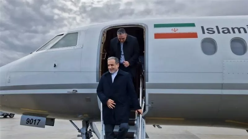 التلفزيون الإيراني: عراقجي والوفد المرافق له غادرا باكستان إلى سلطنة عمان  